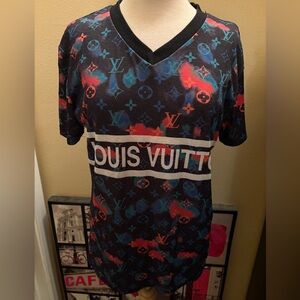 Fashion V-Neck T-Shirt with Multicolor Logo